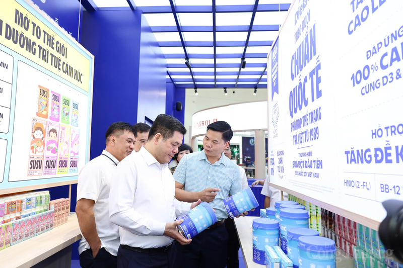 Bộ trưởng Bộ Công Thương Nguyễn Hồng Diên tham quan và kiểm tra gian hàng Vinamilk tại khu trưng bày. Ảnh: Nam Nguyễn