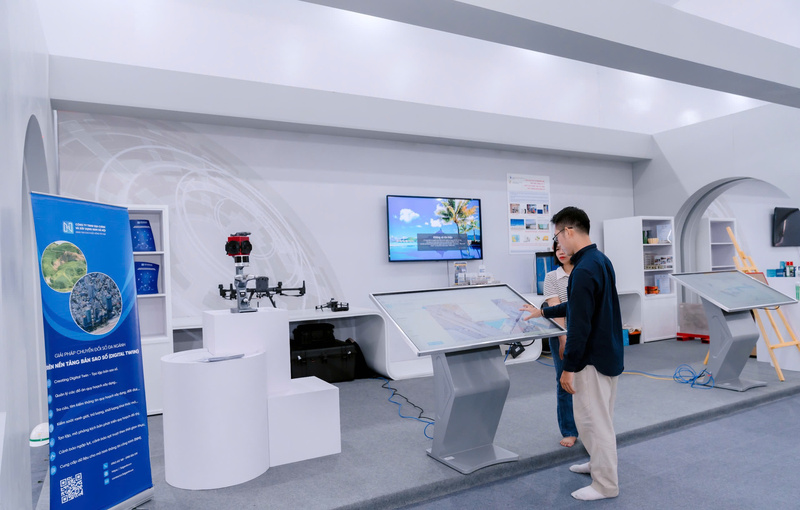 Triển lãm trưng bày các sản phẩm công nghệ cao như AI, công nghệ số, công nghiệp bán dẫn. Ảnh: Phạm Linh