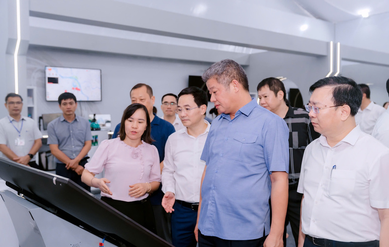 Phó Chủ tịch UBND Thành phố Hà Nội Nguyễn Mạnh Quyền kiểm tra công tác chuẩn bị tại triển lãm. Ảnh: Phạm Linh