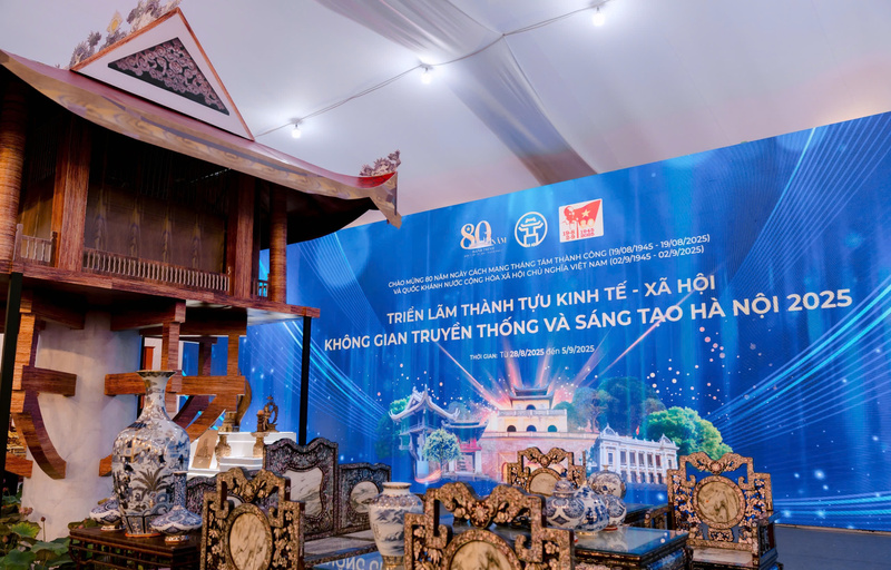 Các hạng mục dàn dựng, trang trí, bố trí gian hàng, tiểu cảnh, điểm check-in tại triển lãm đã bước vào giai đoạn hoàn thiện cuối cùng. Ảnh: Phạm Linh