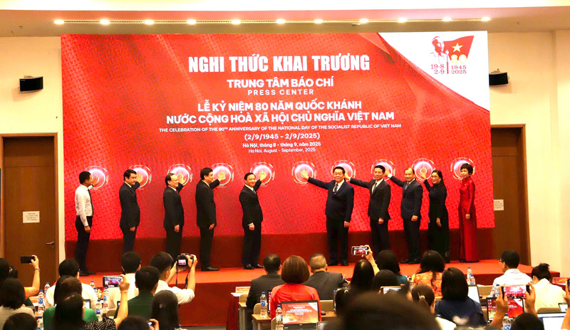 Lễ khai trương Trung tâm Báo chí tuyên truyền Kỷ niệm 80 năm Cách mạng Tháng Tám thành công, Quốc khánh 2/9. Ảnh: Phong Lâm