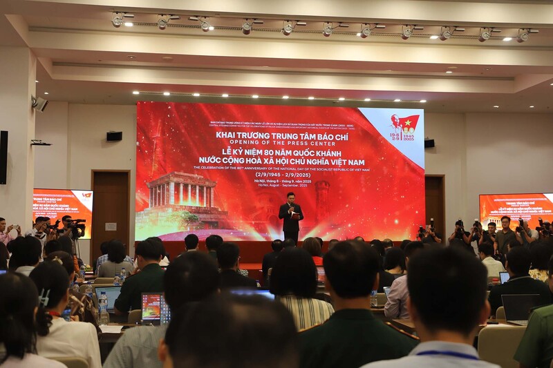 Đông đảo các phóng viên nhiều cơ quan báo chí tham dự Lễ khai trương Trung tâm Báo chí. Ảnh: Hoa Quỳnh