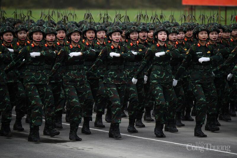 Khối Nữ chiến sĩ thông tin trong một buổi tập luyện chuẩn bị cho diễu binh, diễu hành kỷ niệm 80 năm Quốc khánh