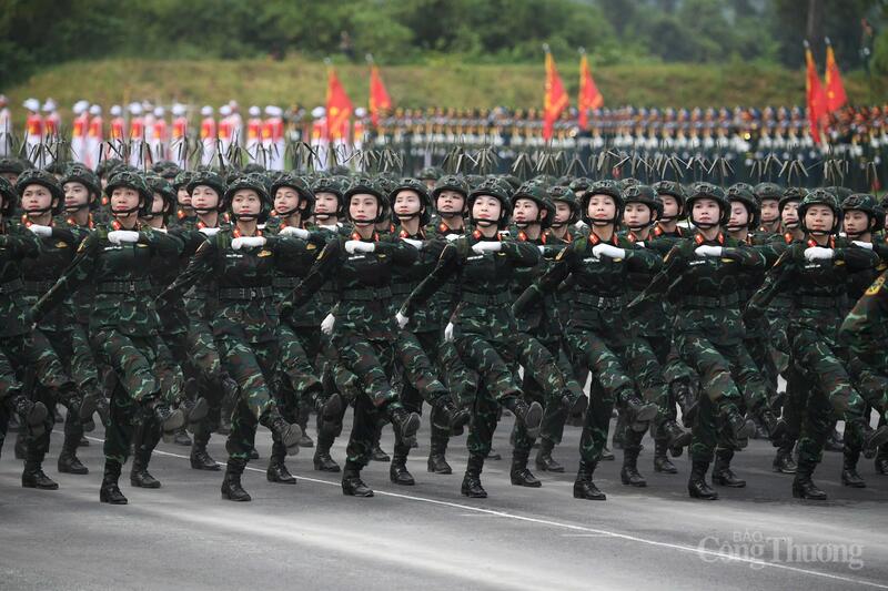 Mỗi nhịp chân của các cán bộ, chiến sĩ tiến về Quảng trường Ba Đình là một lời khẳng định sức mạnh dân tộc, càng khó khăn càng quyết tâm