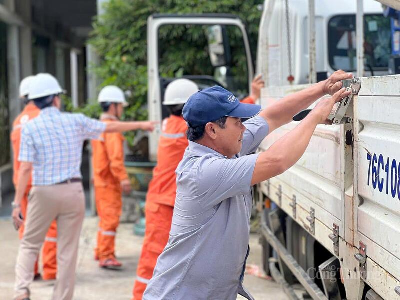 Điện lực Quảng Ngãi chuẩn bị phương tiện, trang thiết bị cùng 40 công nhân, kĩ sư "tiếp sức" cho điện lực Hà Tĩnh