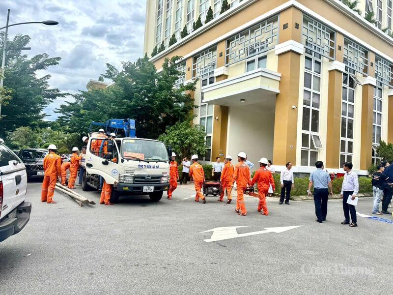 Tổng Công ty Điện lực miền Trung (EVNCPC) cử hơn 200 công nhân, kĩ sư hỗ trợ điện lực Hà Tĩnh (thuộc Tổng Công ty Điện lực miền Bắc, EVNNPC) khắc phục các sự cố lưới điện do bão số 5