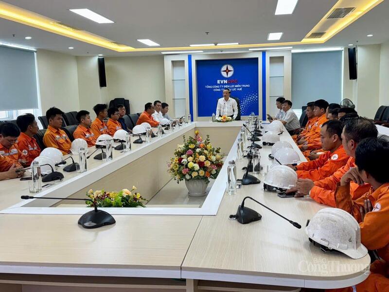 Điện lực Huế cử 50 công nhân, kỹ sư chi viện hỗ trợ điện lực Hà Tĩnh khắc phục các sự cố lưới điện do bão số 5 gây ra