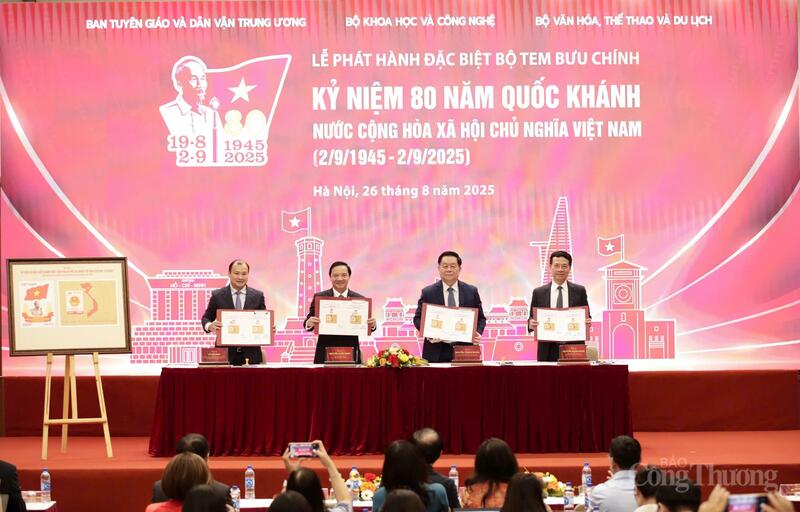 Các đồng chí: Ủy viên Bộ Chính trị, Bí thư Trung ương Đảng, Trưởng Ban Tuyên giáo và Dân vận Trung ương Nguyễn Trọng Nghĩa; Ủy viên Trung ương Đảng, Phó Chủ tịch Quốc hội Nguyễn Khắc Định; Ủy viên Trung ương Đảng, Bộ trưởng Bộ Khoa học và Công nghệ Nguyễn Mạnh Hùng; Ủy viên dự khuyết Trung ương Đảng, Thứ trưởng Thường trực Bộ Văn hóa, Thể thao và Du lịch Lê Hải Bình ký bìa phát hành đặc biệt bộ tem bưu chính kỷ niệm 80 năm Quốc khánh và chụp ảnh lưu niệm. Ảnh: Xuân Trường
