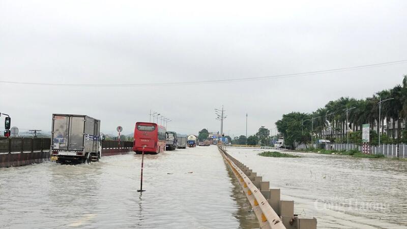 Quốc lộ 1A ngập sâu, nhiều ô tô cỡ nhỏ và xe máy không thể lưu thông