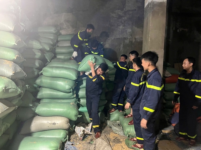 Lực lượng Công an Thanh Hóa di dời tài sản của Nhân dân tại khu vực bị ảnh hưởng do sự cố vỡ bờ kênh T2, xã Tống Sơn. Ảnh: Công an Thanh Hóa.