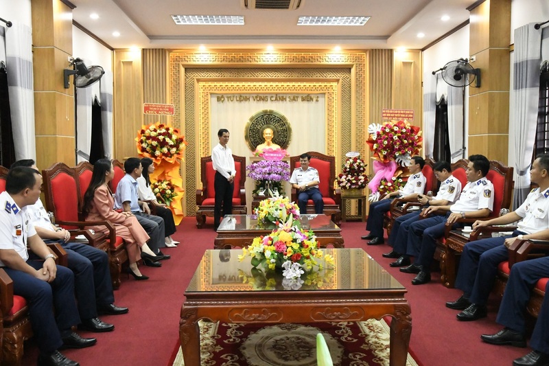 Đoàn Ban Tuyên giáo và Dân vận Thành ủy Đà Nẵng chúc mừng kỷ niệm 27 năm Ngày truyền thống Lực lượng Cảnh sát biển Việt Nam tại Bộ tư lệnh Vùng Cảnh sát biển 2