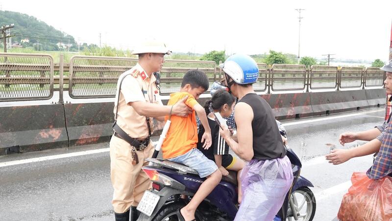 Lực lượng chức năng hỗ trợ người dân để đảm bảo an toàn cho trẻ em