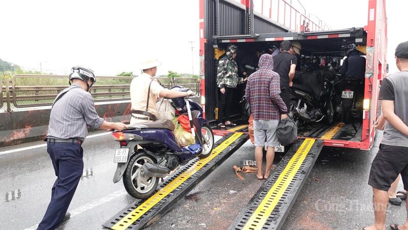 Một phụ nữ tay lái yếu không thể đưa xe lên thùng, lực lượng chức năng đã nhanh chóng hỗ trợ