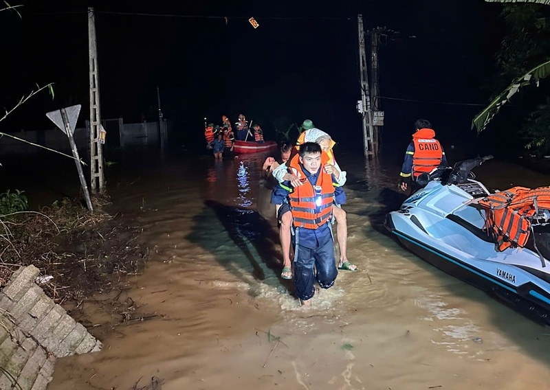 Lực lượng Công an Thanh Hóa đưa người dân vùng lũ đến nơi trú ẩn an toàn. Ảnh: Công an Thanh Hóa.