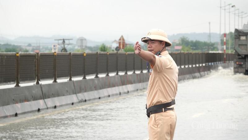 Lực lượng chức năng đã nhanh chóng có mặt để đảm bảo an toàn, hướng dẫn phương tiện lưu thông