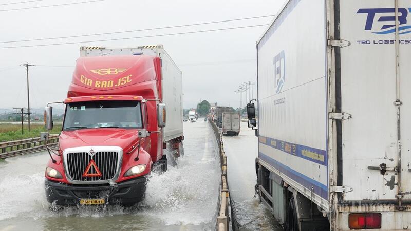 Có những đoạn ngập sâu cả nửa mét, mỗi lần xe tải băng qua tạo thành những đợt sóng mạnh như sóng biển