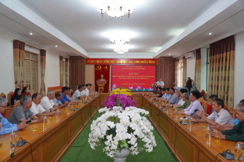 Đoàn đại biểu người có uy tín đầu tiên trên địa bàn tỉnh Lạng Sơn gặp mặt và làm việc tại Sở Dân tộc và Tôn giáo năm 2025.