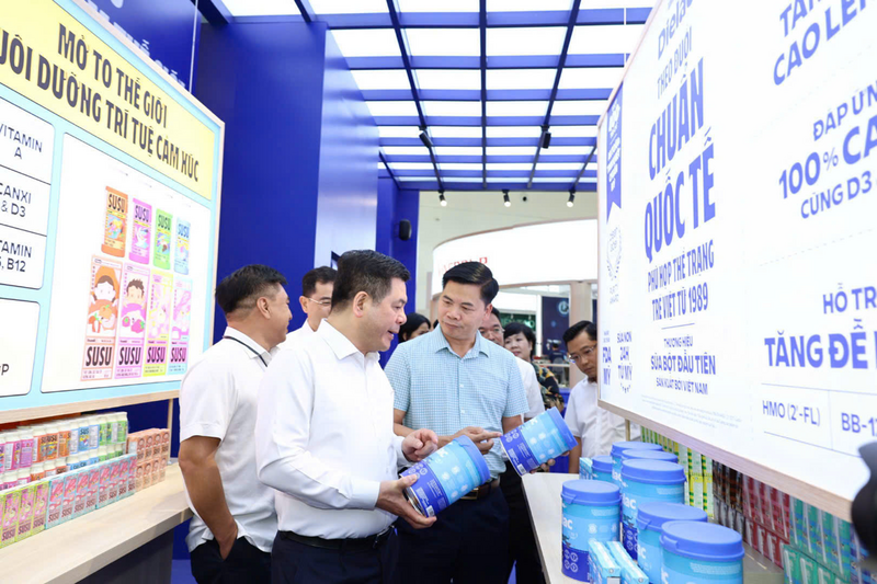 Chiều ngày 26/8, Bộ trưởng Bộ Công Thương Nguyễn Hồng Diên đã đi kiểm tra các gian trưng bày trước ngày khai mạc. Ảnh: Nam Nguyễn