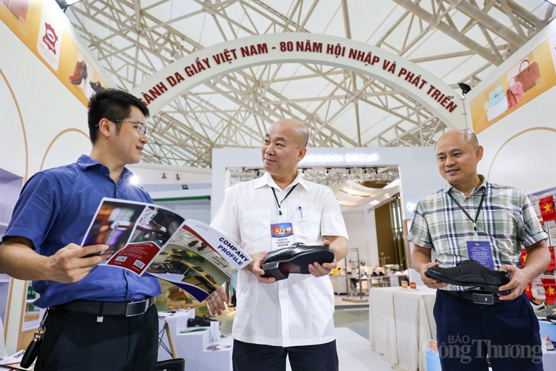 Giovanni là một trong số ít thương hiệu tại Việt Nam sở hữu chuỗi sản xuất khép kín “từ A đến Z”, từ khâu thiết kế sáng tạo, phát triển sản phẩm, cung ứng nguyên liệu đến sản xuất, phân phối và thương mại. Điểm nhấn trong không gian trưng bày của Giovanni là hoạt động trình diễn trực tiếp các công đoạn sản xuất túi xách thủ công và bán thủ công. Ảnh: Nam Nguyễn