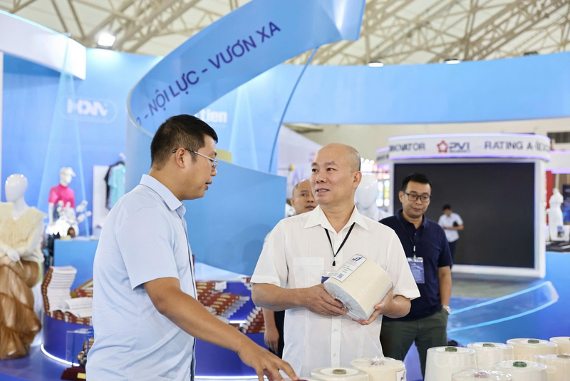 Theo Cục trưởng Vũ Bá Phú, các gian trưng bày thể hiện tâm huyết của các doanh nghiệp. Họ không chỉ muốn giới thiệu sản phẩm mà còn mong muốn tái hiện một phần lịch sử, minh chứng cho quá trình đổi mới và hội nhập, tự lực, tự cường của Việt Nam trong suốt 80 năm qua. Ảnh: Nam Nguyễn
