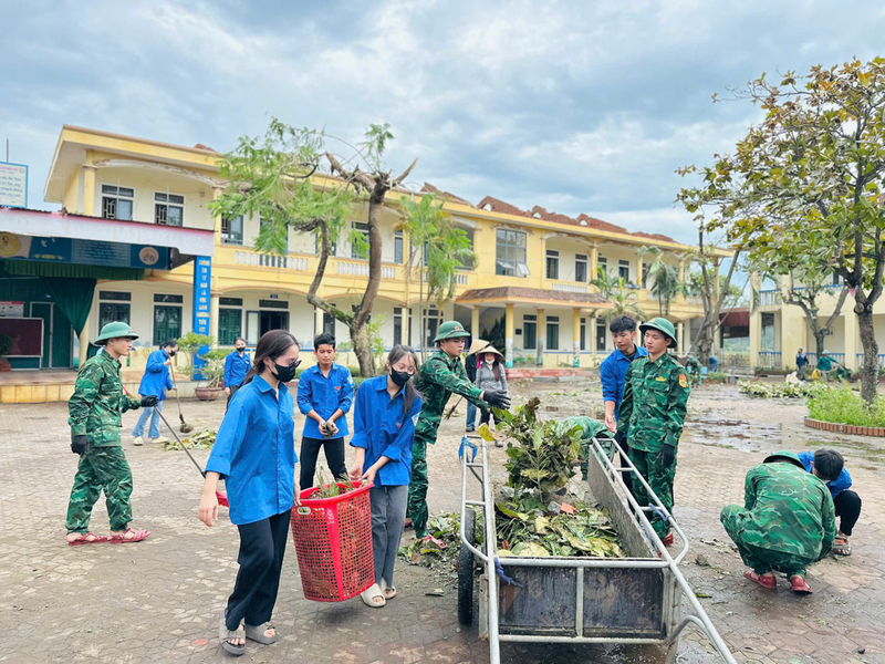 Bộ đội phối hợp với Đoàn thanh niên dọn dẹp trường học để sớm bước vào năm học mới