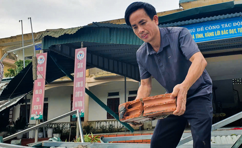 Thầy cô Trường THCS Hoa Liên dọn dẹp viên gạch đá, cơ sở vật chất hư hỏng sau bão số 5