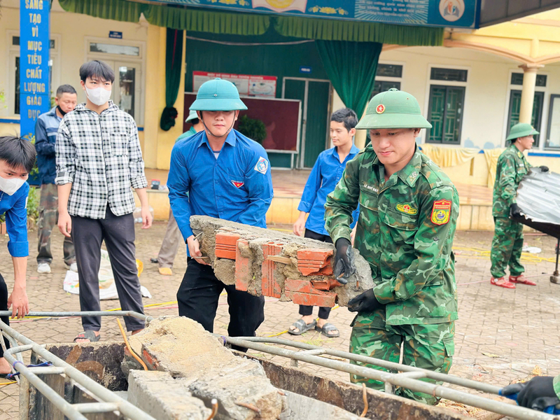 Bộ đội Biên phòng tỉnh Hà Tĩnh huy động hơn 100 cán bộ, chiến sĩ hỗ trợ nhân dân và trường học tại các xã ven biển Cổ Đạm, Tiên Điền, Đan Hải khắc phục hậu quả mưa bão