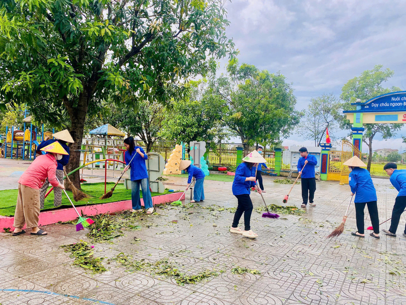 Đoàn thanh niên trên địa bàn Hà Tĩnh đã đồng loạt ra quân hỗ trợ dọn dẹp vệ sinh môi trường, đặc biệt tại các cơ sở giáo dục bị ảnh hưởng