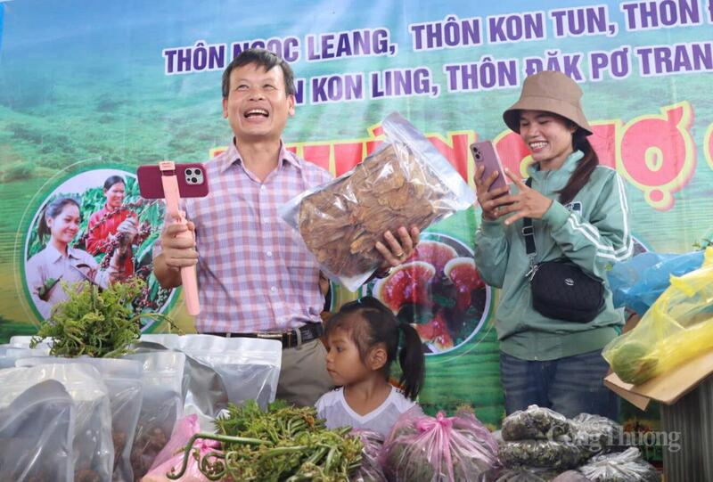 Chủ tịch UBND xã Tu Mơ Rông Trần Quốc Huy livestream giới thiệu nông sản của người dân địa phương