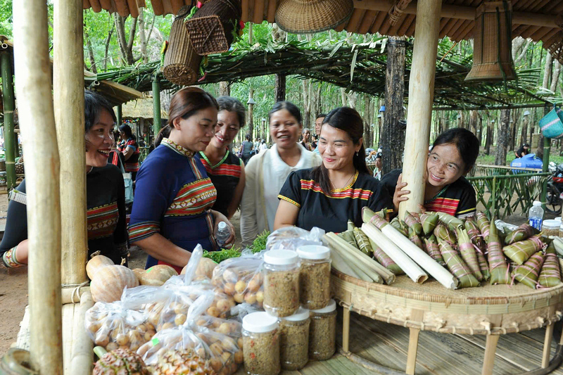 Đi cùng với phát triển du lịch cộng đồng, các dịch vụ thương mại gắn với các nông đặc sản địa phương cũng có cơ hội phát triển. Ảnh: Thái Lâm