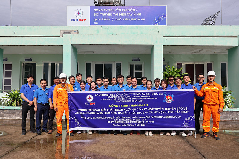 Thanh niên EVNNPT ra quân thực hiện các biện pháp ngăn ngừa sự cố kết hợp tuyên truyền bảo vệ hành lang an toàn lưới điện cao áp.