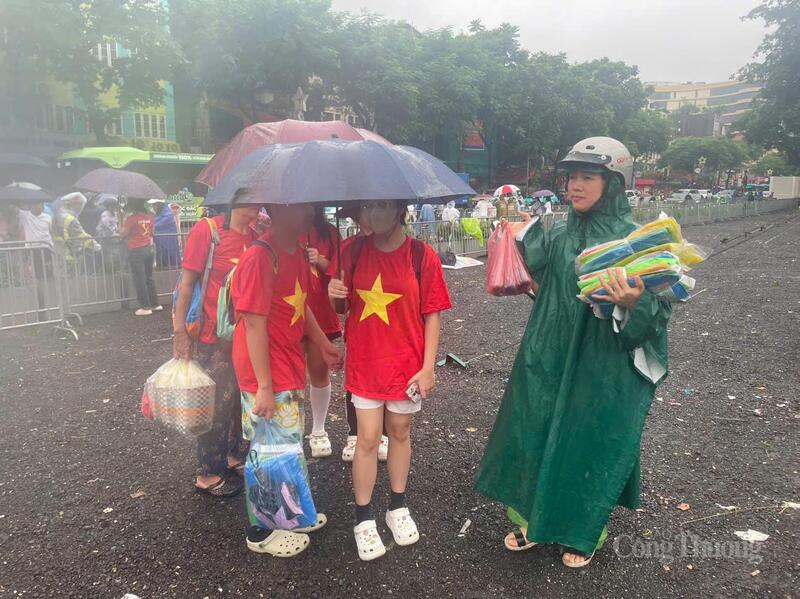 Người bán áo mưa, ghế nhựa mời chào người dân xem sơ luyện diễu binh.