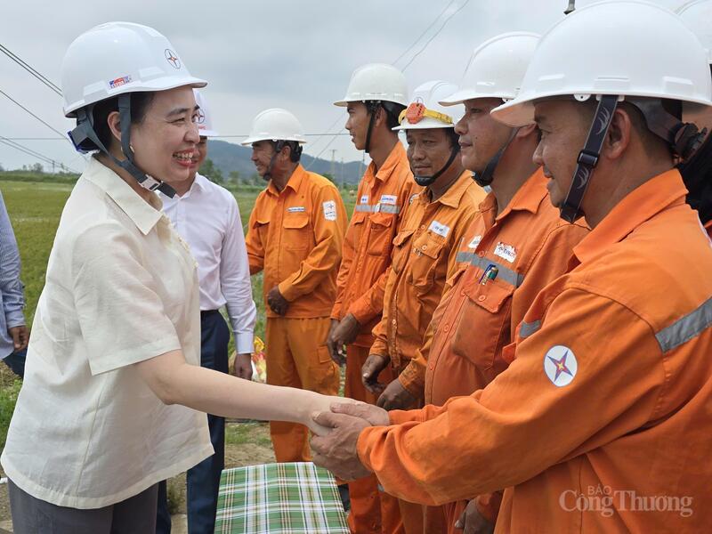 Chủ tịch HĐTV EVNNPC Đỗ Nguyệt Anh thăm hỏi động viên lực lượng xung kích Công ty Điện lực Đà Nẵng đang khắc phục sự cố tại xã Đan Hải, Hà Tĩnh