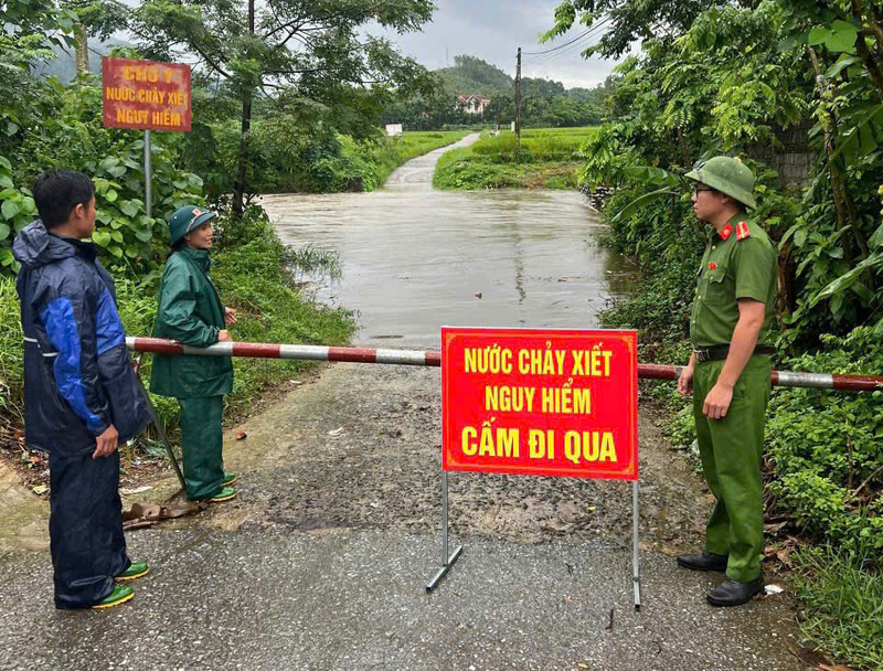 Công an xã Đạo Trù hướng dẫn, phân luồng, đặt biển cảnh báo tại hồ chứa nước Vĩnh Thành và Đồng Mỏ (Phú Thọ)