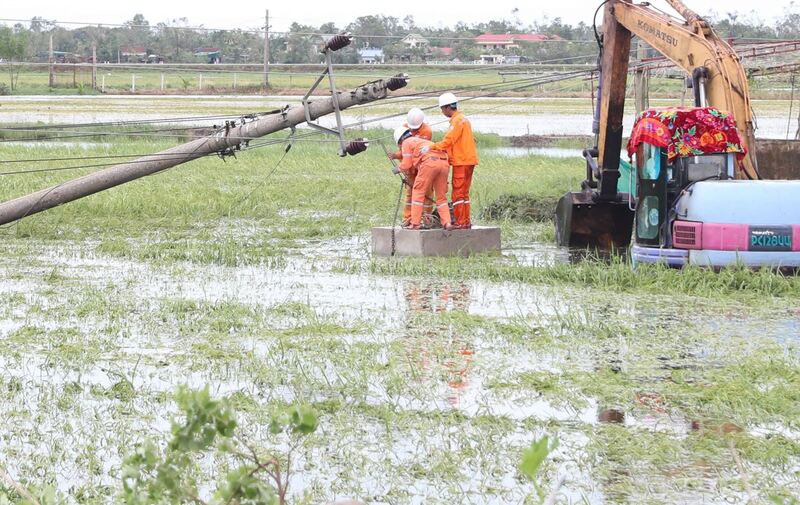 Công nhân ngành điện khắc phục sự cố bão số 5