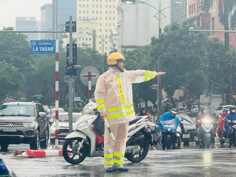 Lực lượng CSGT Hà Nội điều tiết giao thông đợt bão số 5