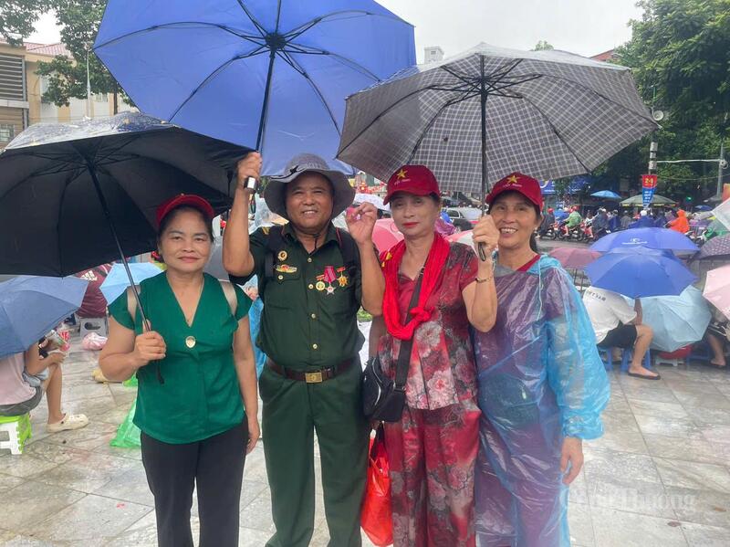 Chú Hồng cùng vợ (khăn đỏ) tới Ba Đình từ 5h sáng.