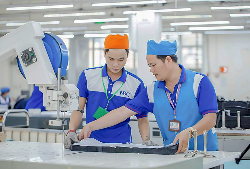 Ứng dụng công nghệ tiên tiến vào sản xuất giúp doanh nghiệp dệt may tăng năng suất, giảm chi phí. Ảnh: Nam Cao