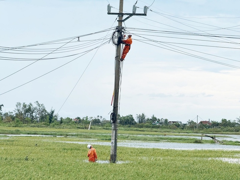 Công nhân điện lực nỗ lực khắc phục sự cố lưới điện sau bão. Ảnh: Thảo Cao