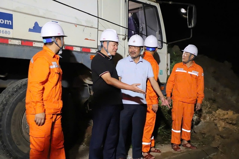 Lãnh đạo Công ty Điện lực Hà Tĩnh trực tiếp kiểm tra sửa chữa đường dây tại hiện trường. Ảnh: Thảo Cao