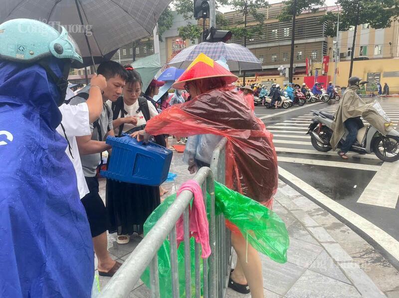 Tại đường Hùng Vương, ghế nhựa được người phụ nữ này bán 50.000 đồng/chiếc.