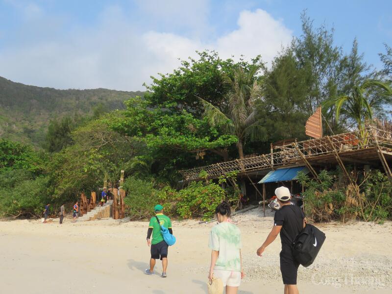 Khách du lịch tham quan Hòn Bảy Cạnh, Côn Đảo. Ảnh: Nguyễn Ngọc