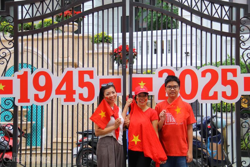 Người dân hào hứng check-in tại Trung tâm Báo chí Thủ đô. Ảnh: Thanh Tuấn