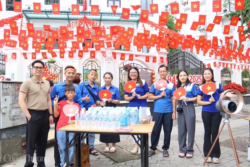 Những món quà thiết thực từ Báo Công Thương trao tận tay người dân và du khách không chỉ xua tan nắng nóng mà còn lan tỏa niềm tự hào dân tộc. Ảnh: Thanh Tuấn