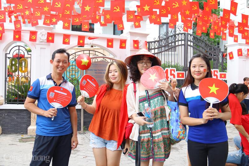 Người dân, du khách thích thú check-in. Ảnh: Thanh Tuấn