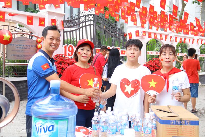 Hoạt động trao quà miễn phí của Báo Công Thương nhân dịp Quốc khánh 2/9 đã để lại dấu ấn đẹp, gắn kết cộng đồng và khơi dậy hào khí tự hào dân tộc. Ảnh: Thanh Tuấn