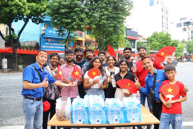 Báo Công Thương cùng nhiều doanh nghiệp, thanh niên tình nguyện mang đến những phần quà giản dị mà giàu ý nghĩa, góp phần làm nên không khí phấn khởi đại lễ. Ảnh: Thanh Tuấn