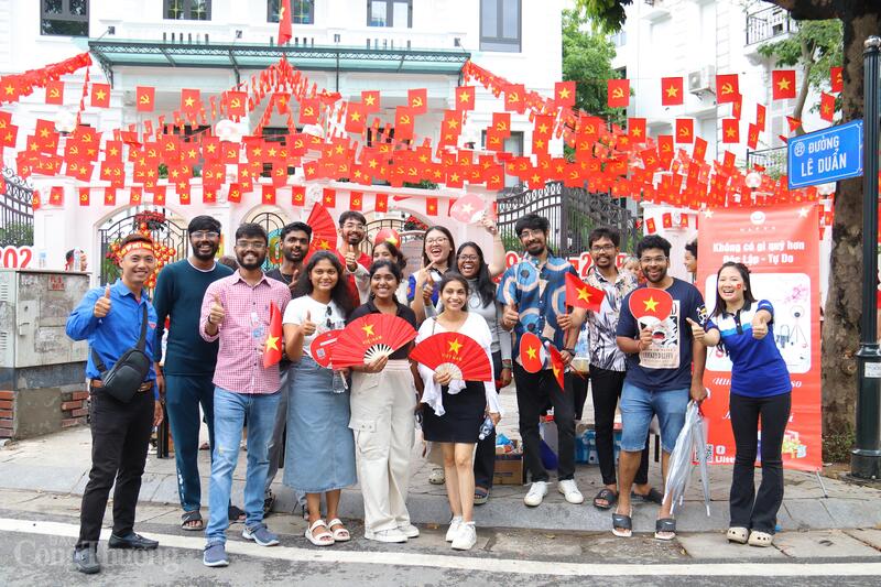 Khách du lịch check-in tại Trung tâm Báo chí Thủ đô. Ảnh: Thanh Tuấn