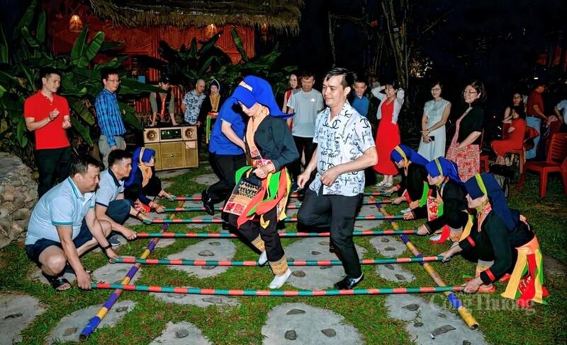 Du khách trải nghiệm khu du lịch cộng đồng Am Váp Farm, xã Kỳ Thượng, tỉnh Quảng Ninh