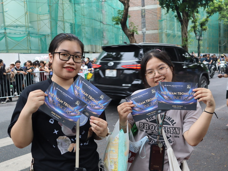 Khán giả trẻ hào hứng, hạnh phúc khi có vé tham dự concert "Việt Nam trong tôi". Ảnh: Phương Trang